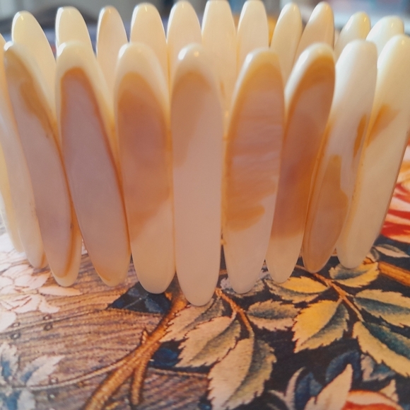 White Mother Of Pearl  Color Shell  Strestchy Bracelet - Picture 6 of 11